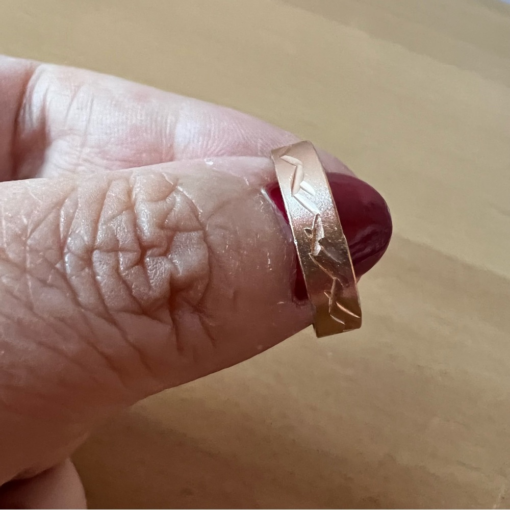 VINTAGE GOLDTONE COLOR ETCHED DESIGN BAND RING